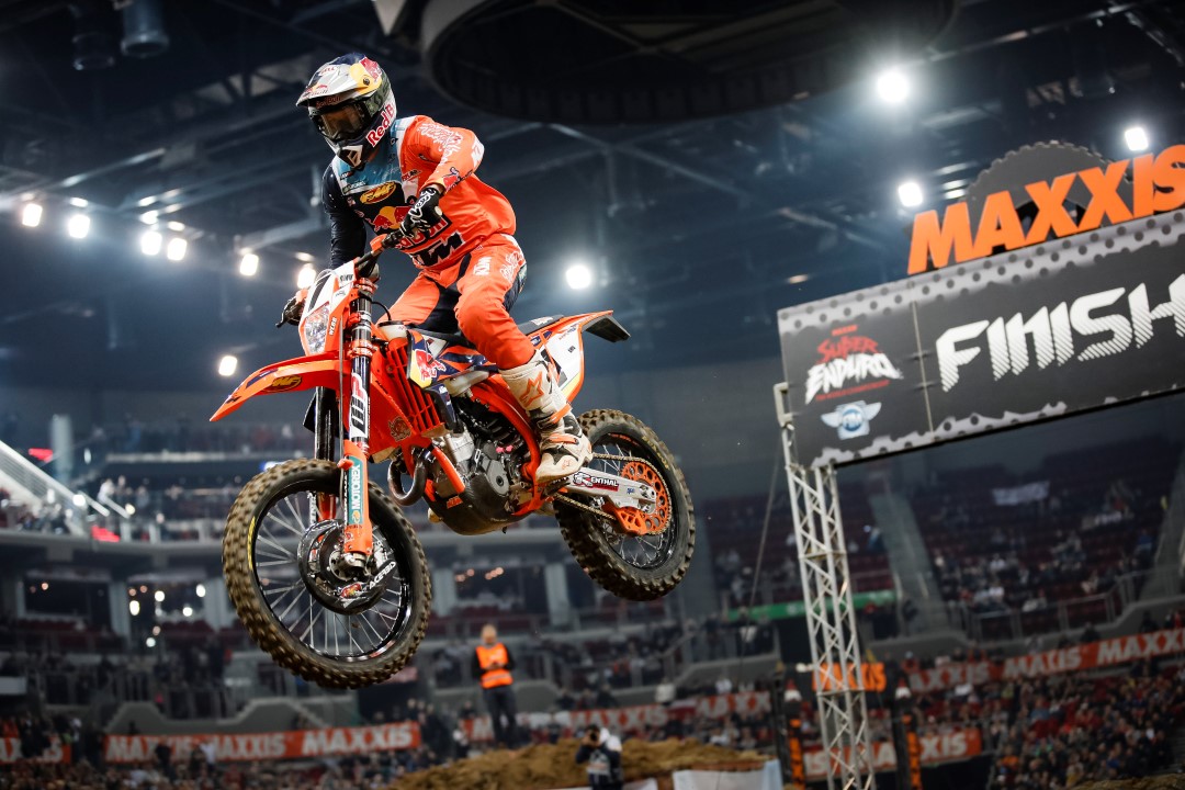 Taddy Blazusiak gana el SuperEnduro de Budapest. Colton Haaker aguanta como líder.