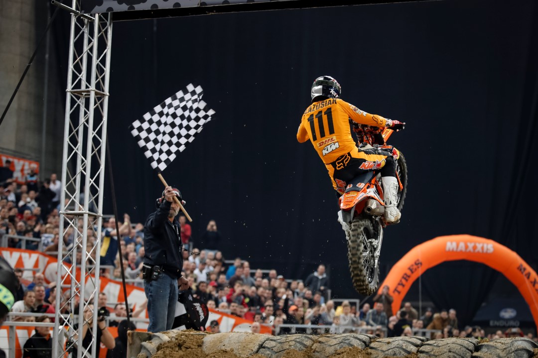 Taddy Blazusiak gana el SuperEnduro de Budapest. Colton Haaker aguanta como líder.