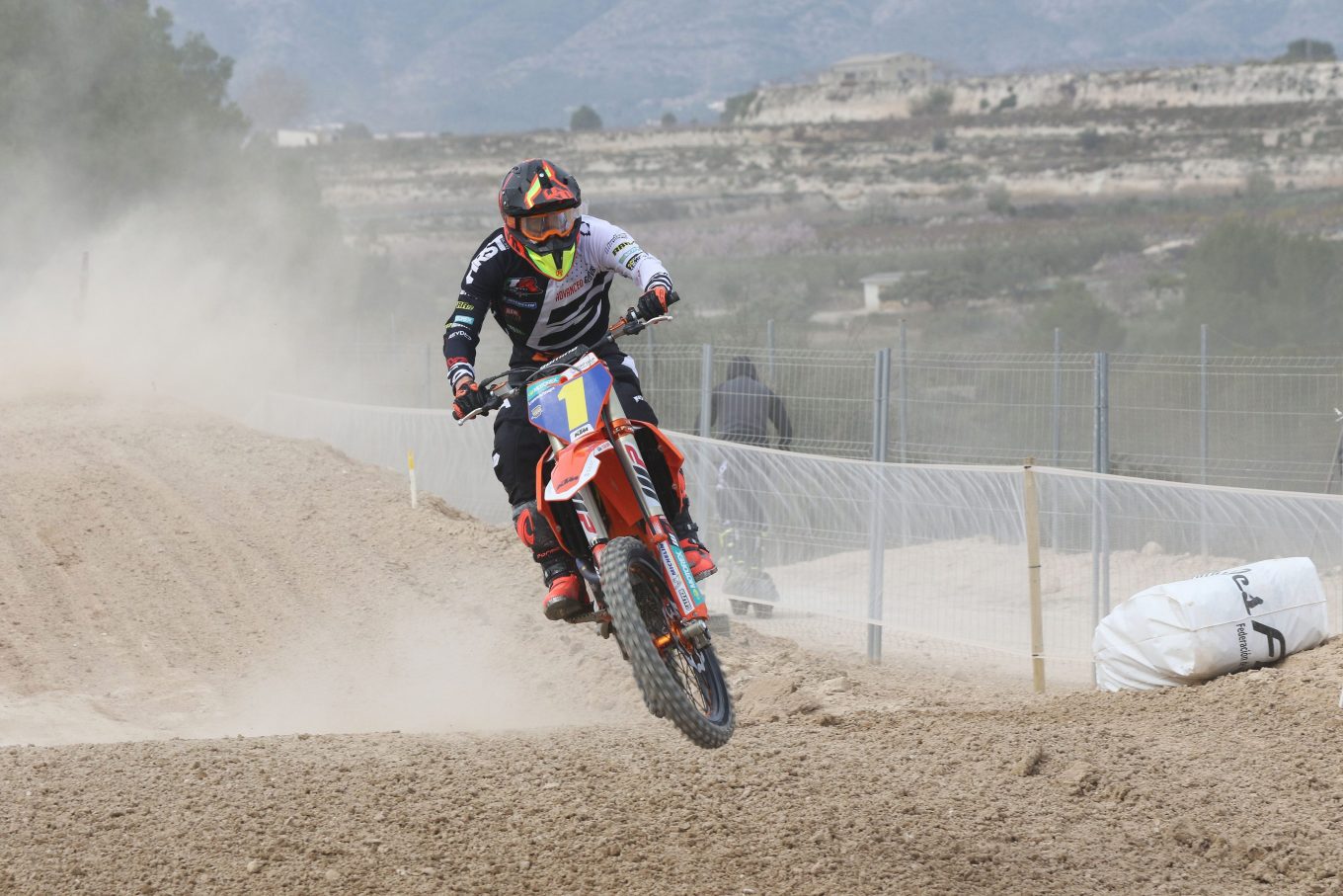 Dominio de Larrañaga y Butrón en la primera cita del Nacional de Motocross