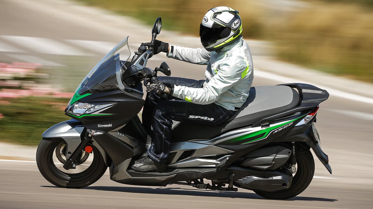 Comparativa Scooter 300: Kawasaki J300 SE, Kymco Super Dink 350, Yamaha XMAX 300 