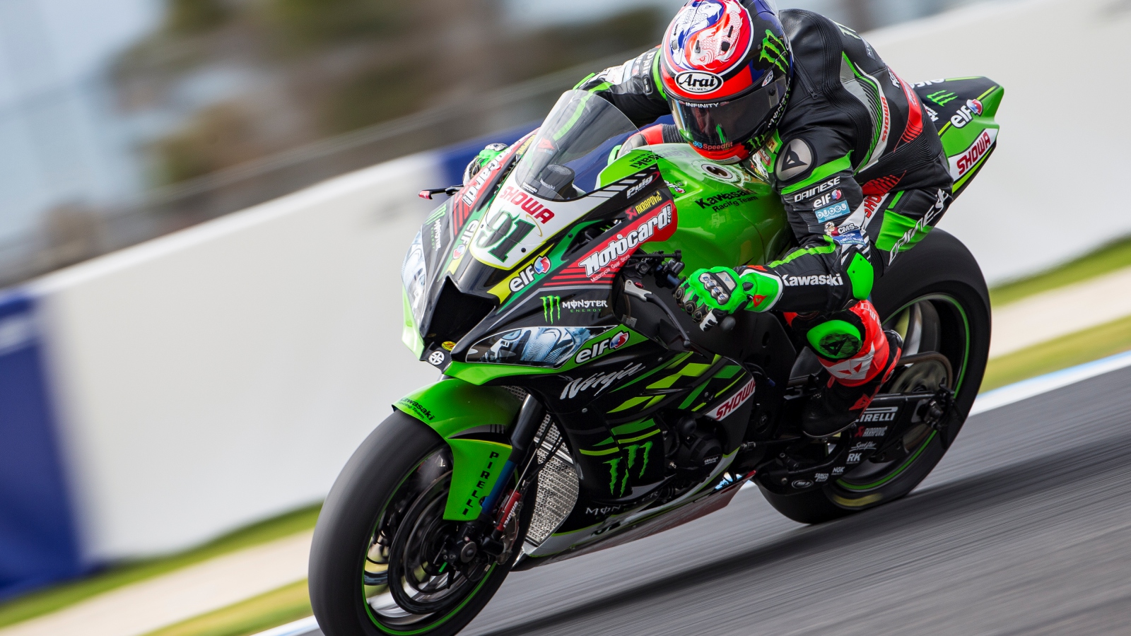 Álvaro Bautista supera por 14 milésimas a Jonathan Rea en los libres de Australia
