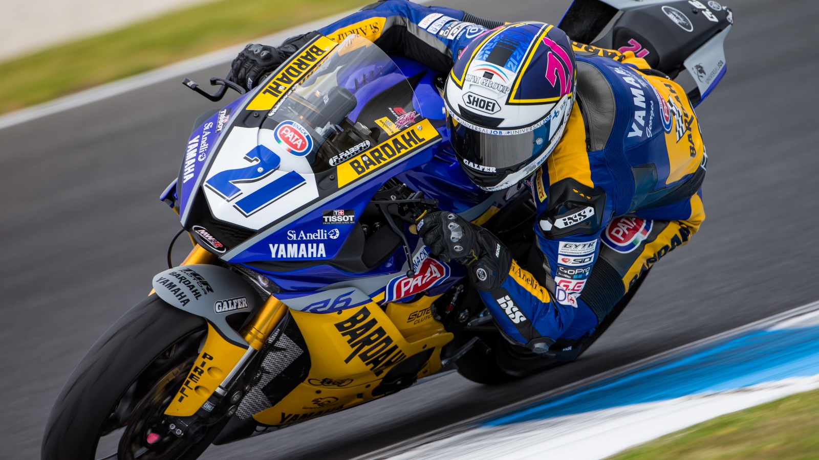 Álvaro Bautista supera por 14 milésimas a Jonathan Rea en los libres de Australia