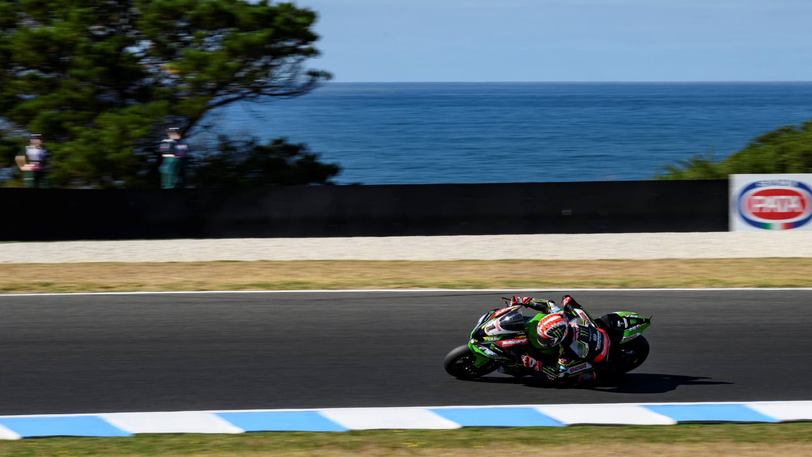 Álvaro Bautista gana la carrera Superpole tras una intensa batalla con Jonathan Rea