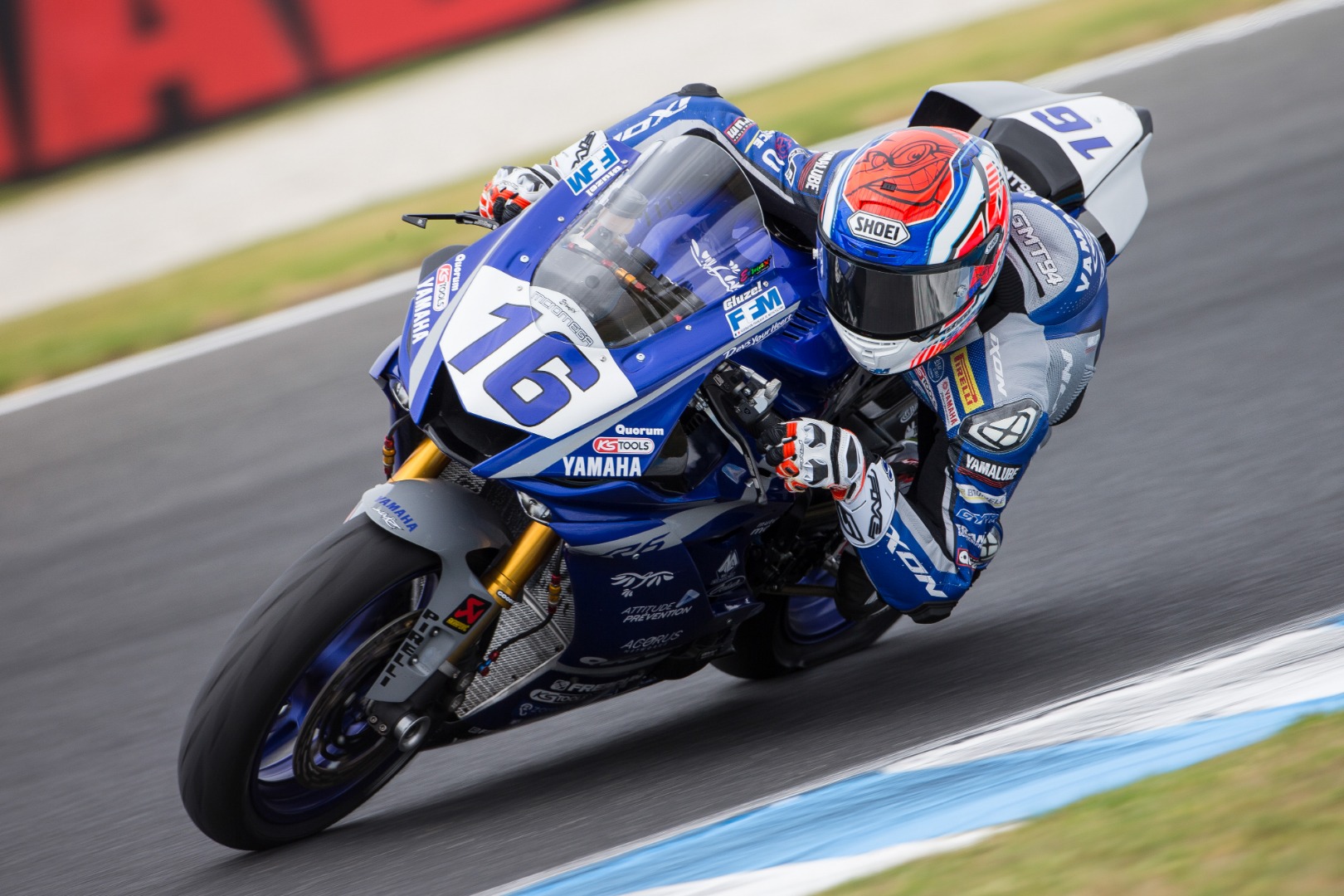Randy Krummenacher vence en Supersport en Australia y Héctor Barberá roza el podio