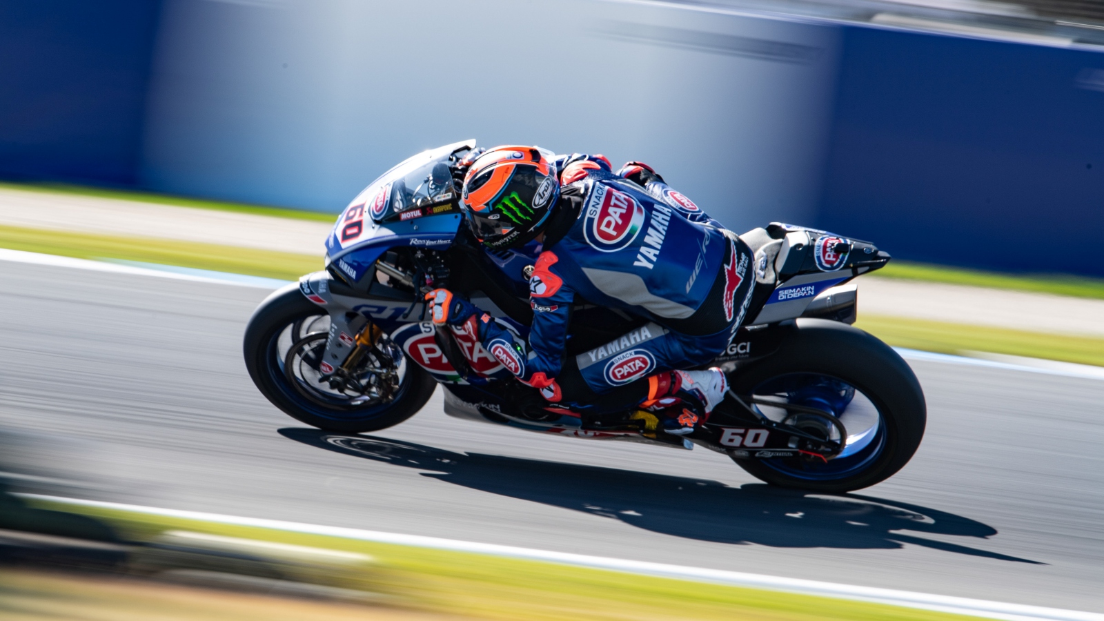 Álvaro Bautista culmina el hat-trick en Australia con otra paliza sobre Jonathan Rea
