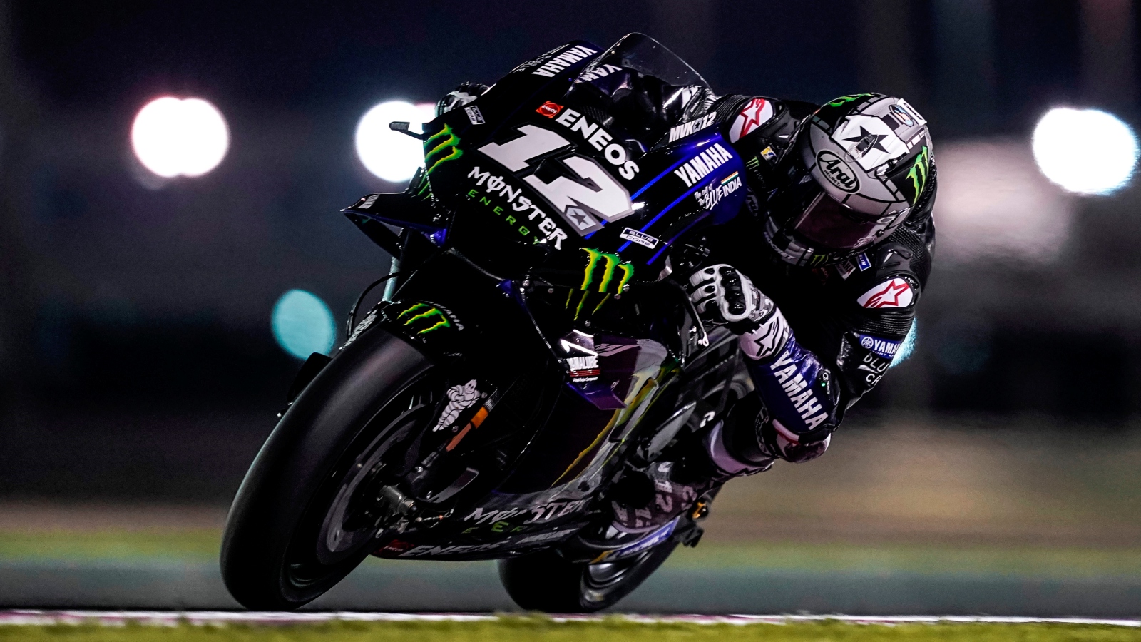 Álex Rins pasa al frente de MotoGP 2019 en Qatar superando a Maverick Viñales