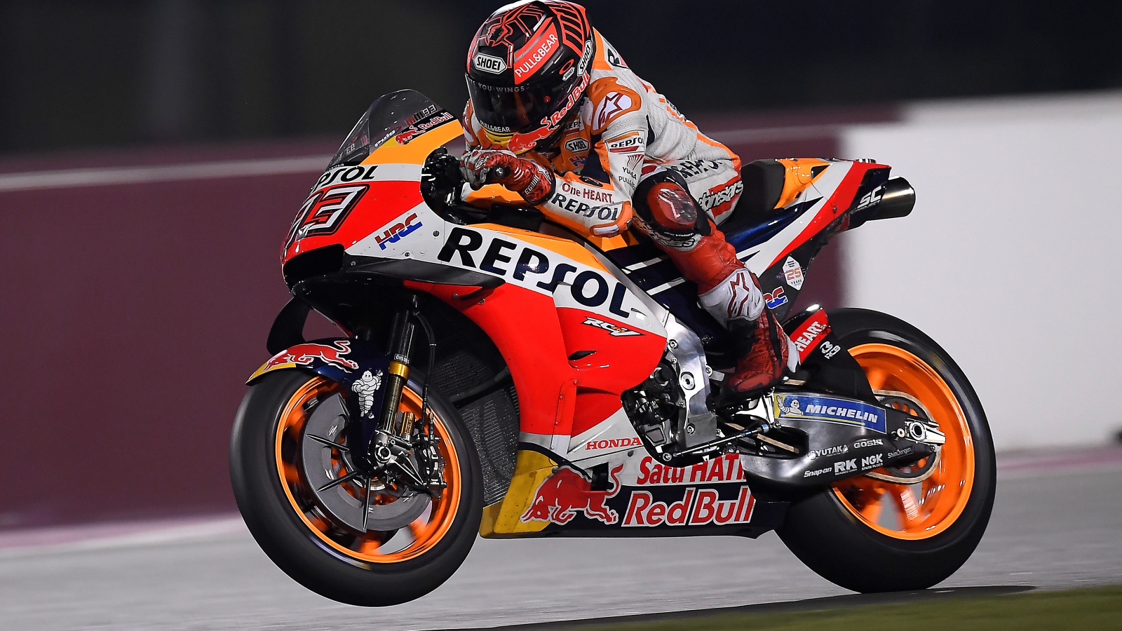 Álex Rins pasa al frente de MotoGP 2019 en Qatar superando a Maverick Viñales