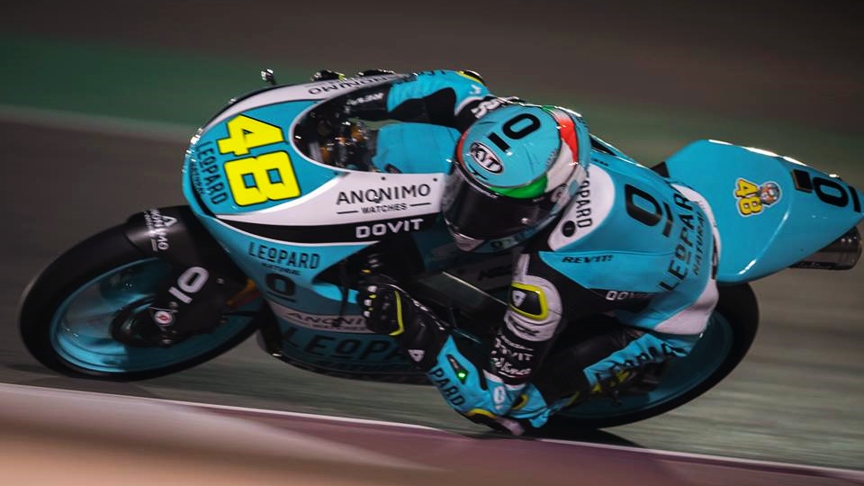 Kaito Toba logra una victoria histórica en Moto3 y Arón Canet sube al podio en Qatar