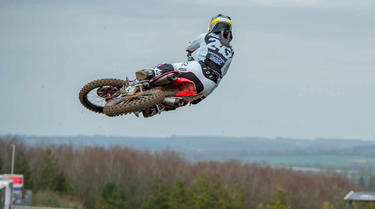 Tony Cairoli y Thomas Kjer Olsen se impone en el MXGP de Matterley Basin