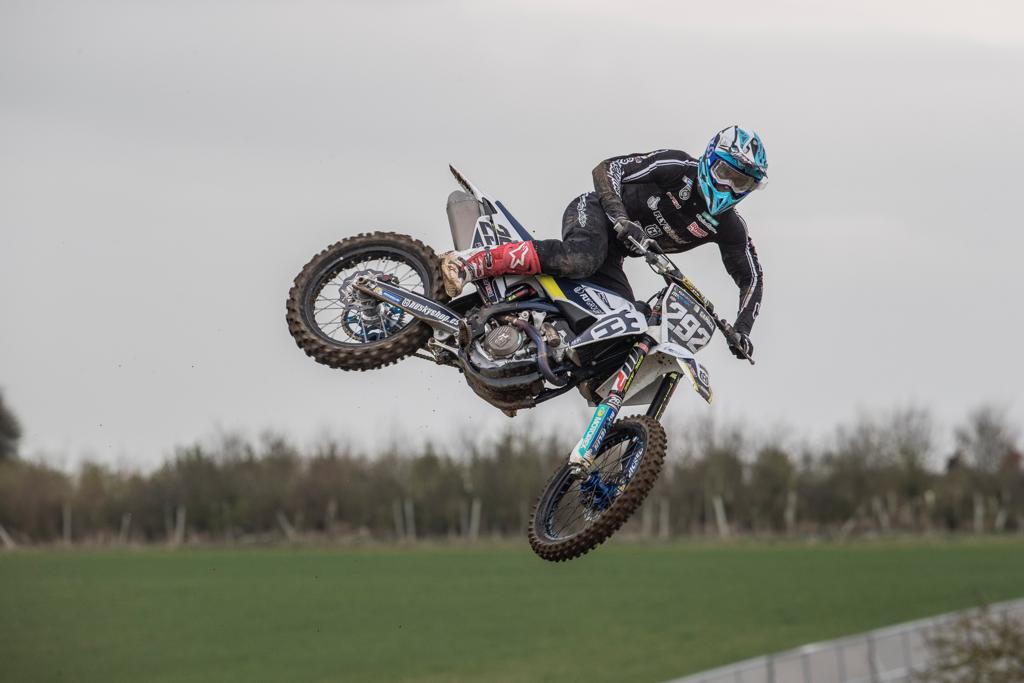 Tony Cairoli y Thomas Kjer Olsen se impone en el MXGP de Matterley Basin