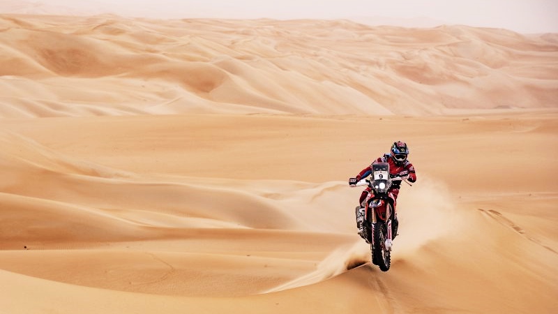 Sam Sunderland gana el Abu Dhabi Desert Challenge y ya lidera el Mundial de Rallies