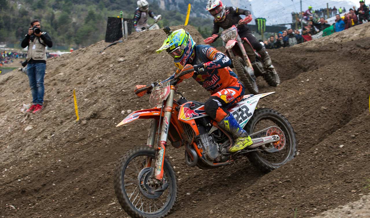 Emocionante victoria de Tim Gajser sobre Tony Cairoli en el MXGP de Trentino