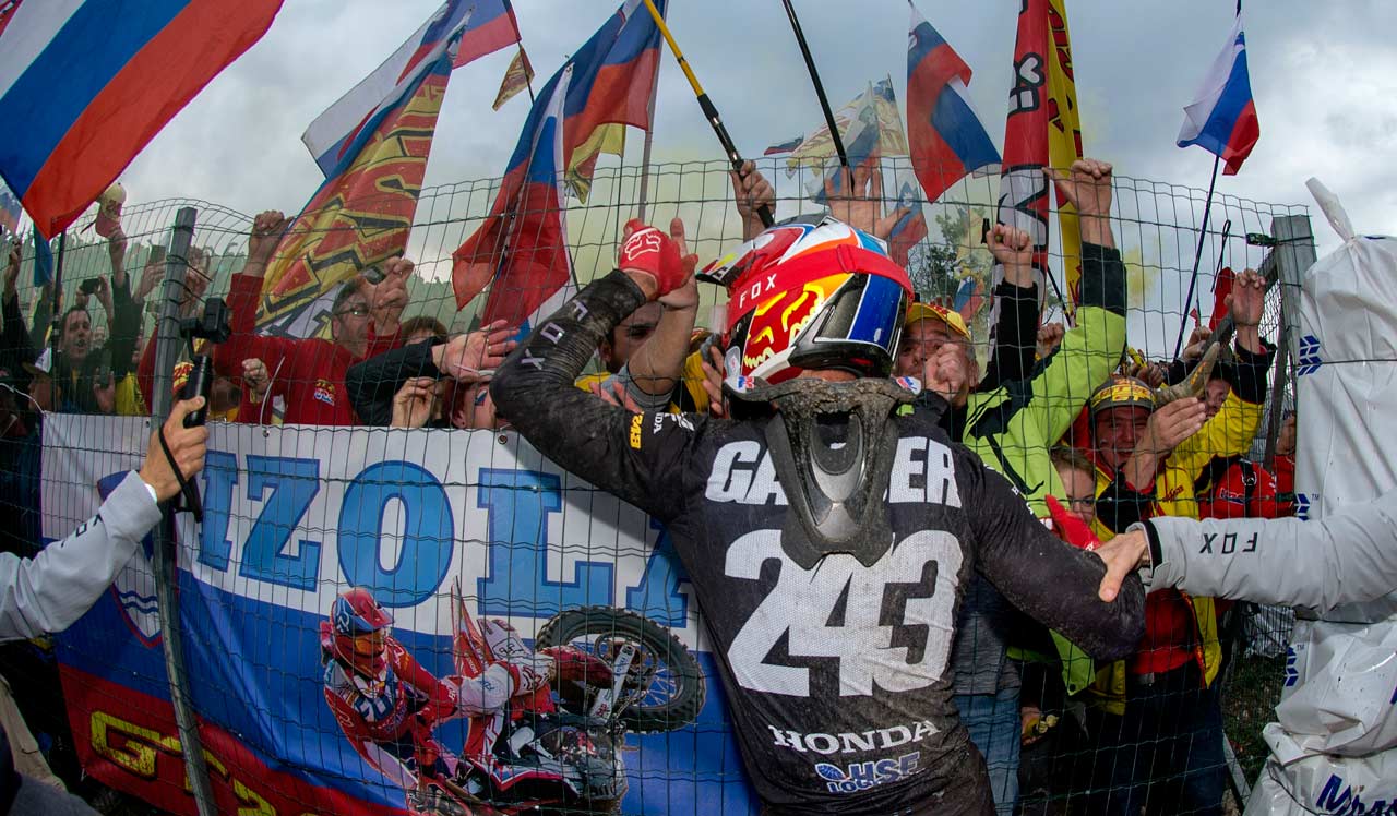 Emocionante victoria de Tim Gajser sobre Tony Cairoli en el MXGP de Trentino