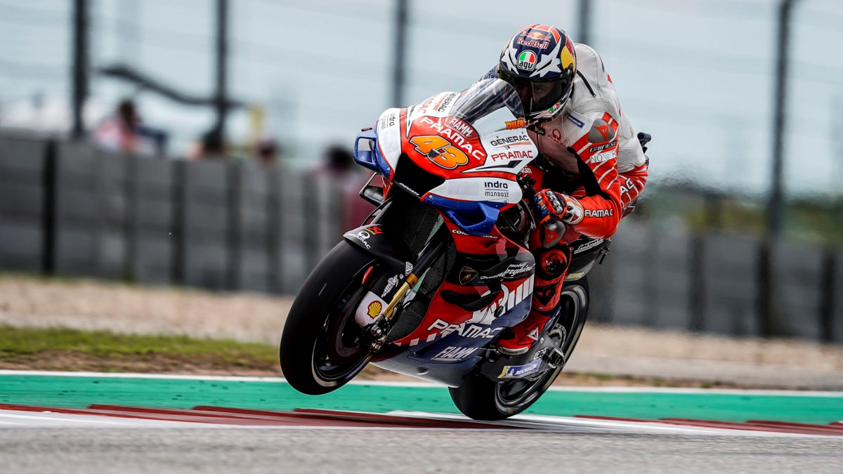 Álex Rins bate a Valentino Rossi en Austin y se estrena como ganador en MotoGP
