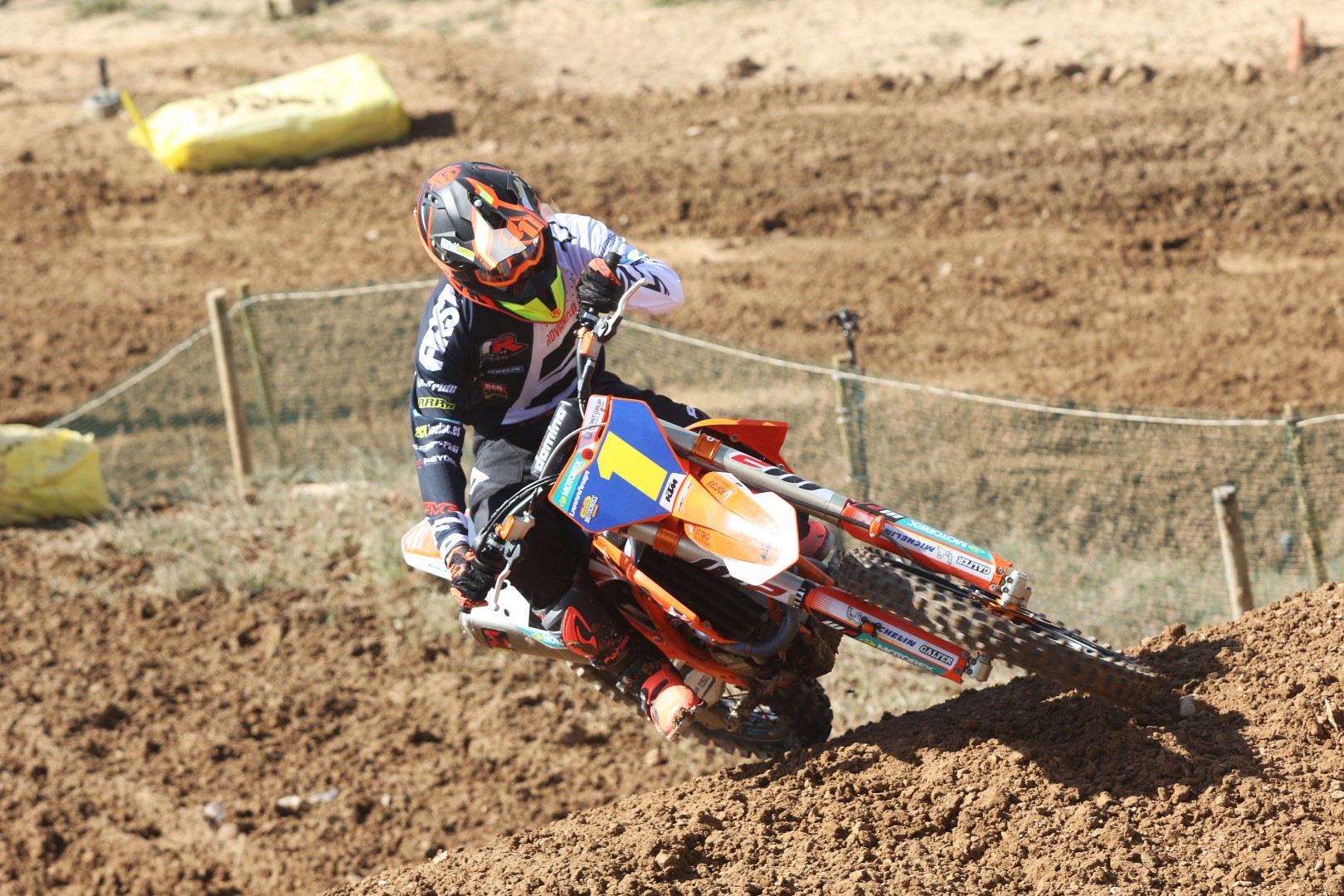Dobletes de Ander Valentin e Iker Larrañaga en el MX de Bellpuig