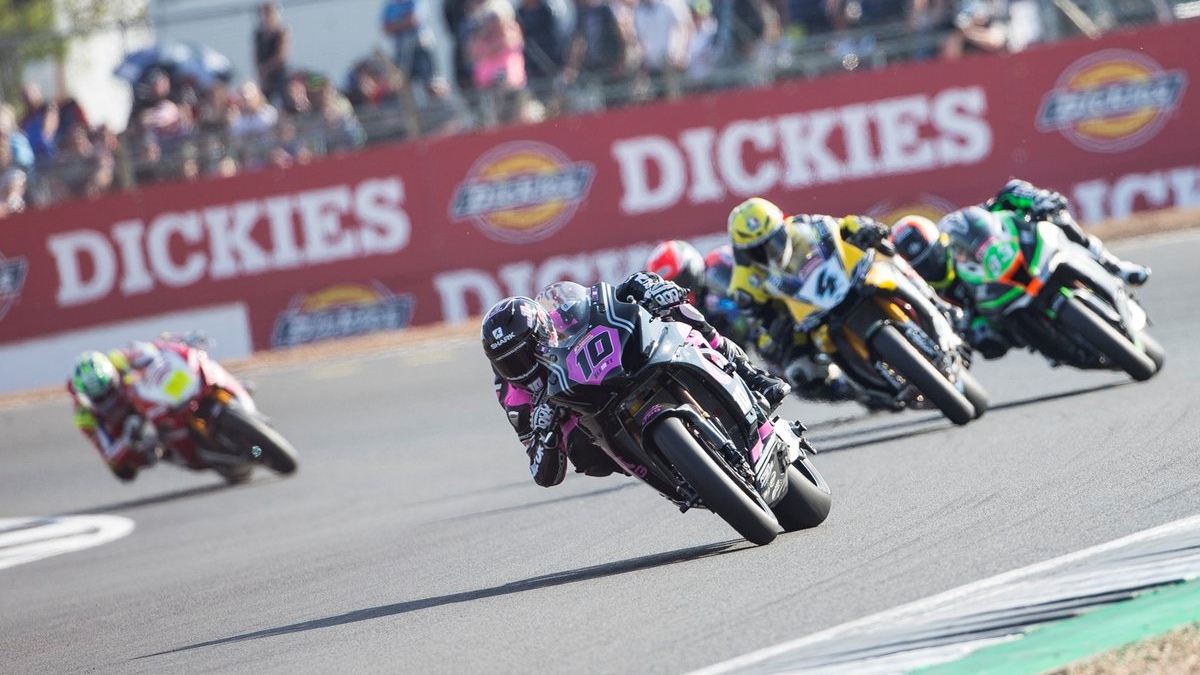 NoTodoMotoGP: Tarran MacKenzie brilla en el sólido debut de Xavi Forés en el BSB