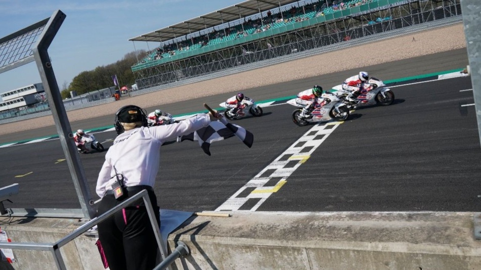 NoTodoMotoGP: Tarran MacKenzie brilla en el sólido debut de Xavi Forés en el BSB