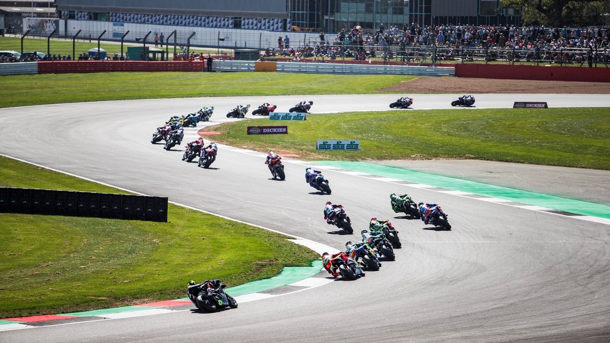 NoTodoMotoGP: Tarran MacKenzie brilla en el sólido debut de Xavi Forés en el BSB