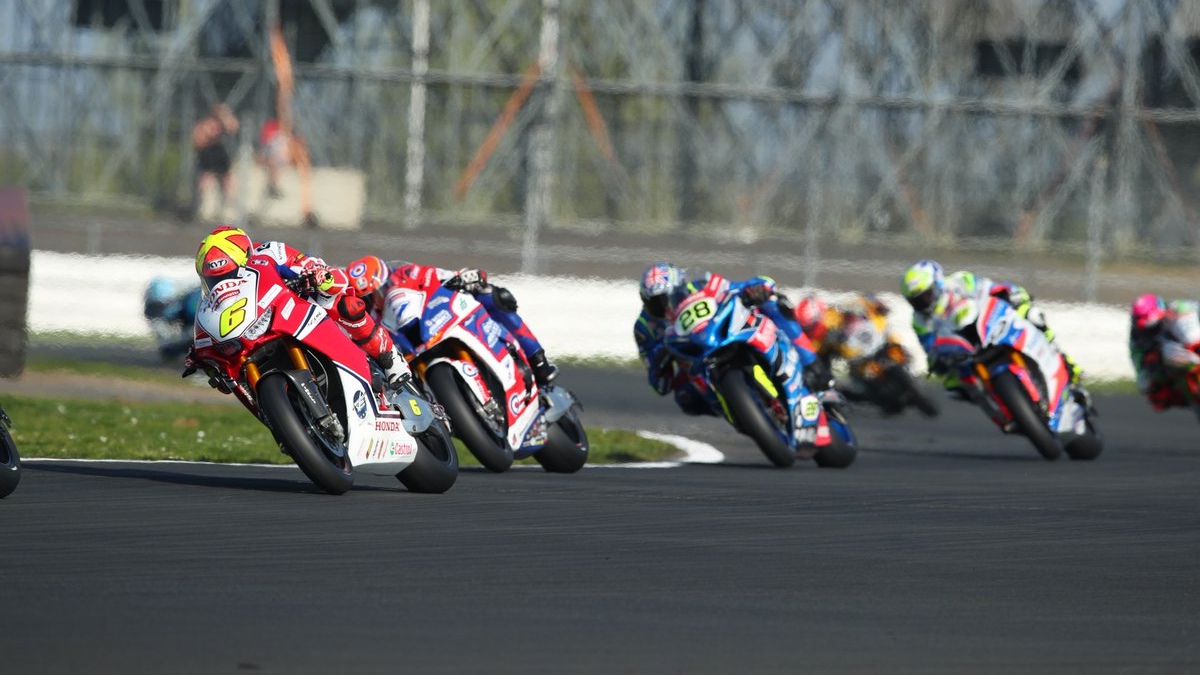 NoTodoMotoGP: Tarran MacKenzie brilla en el sólido debut de Xavi Forés en el BSB
