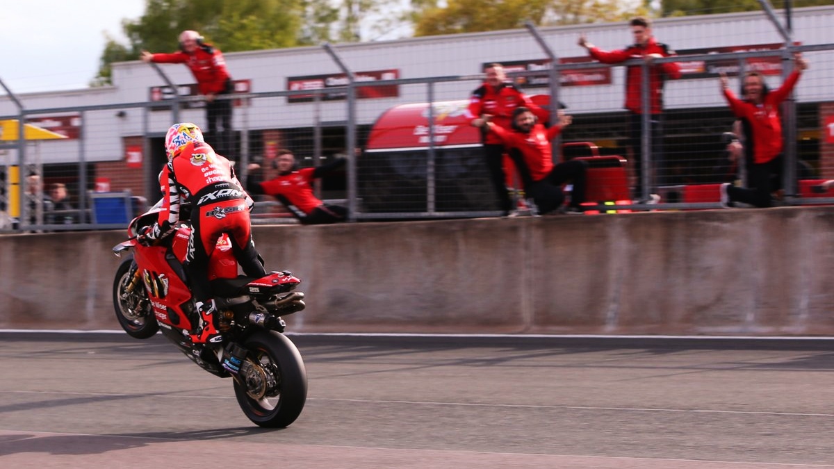 NoTodoMotoGP: Toni Elías es más líder y la Ducati Panigale V4 R ya arrasa en el BSB