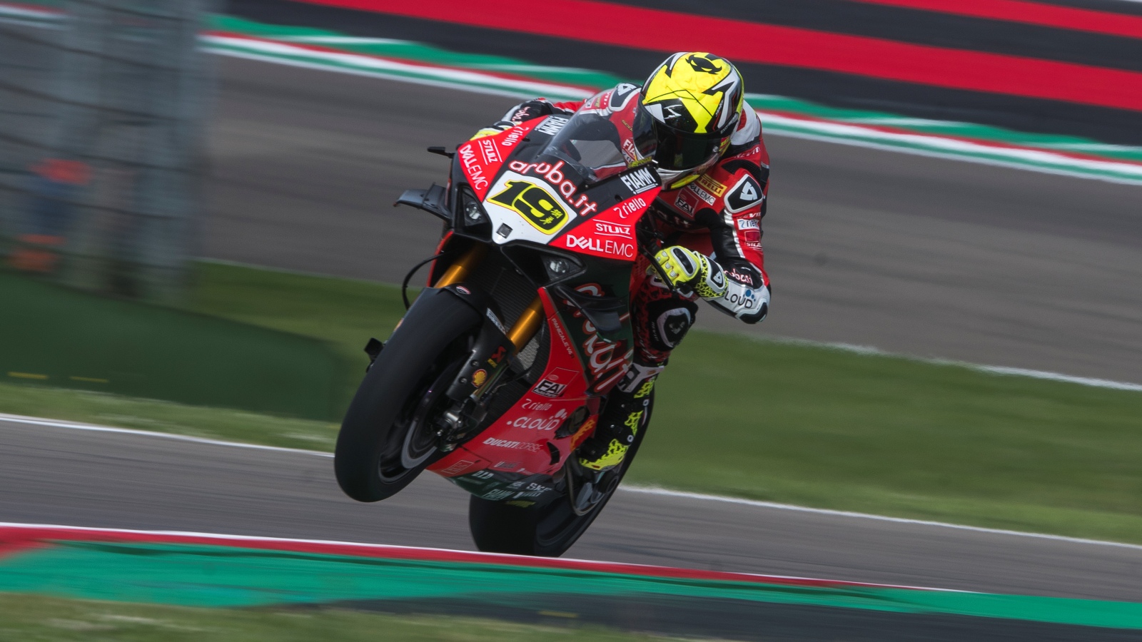Jonathan Rea contiene a Chaz Davies y vence en Imola con Álvaro Bautista tercero