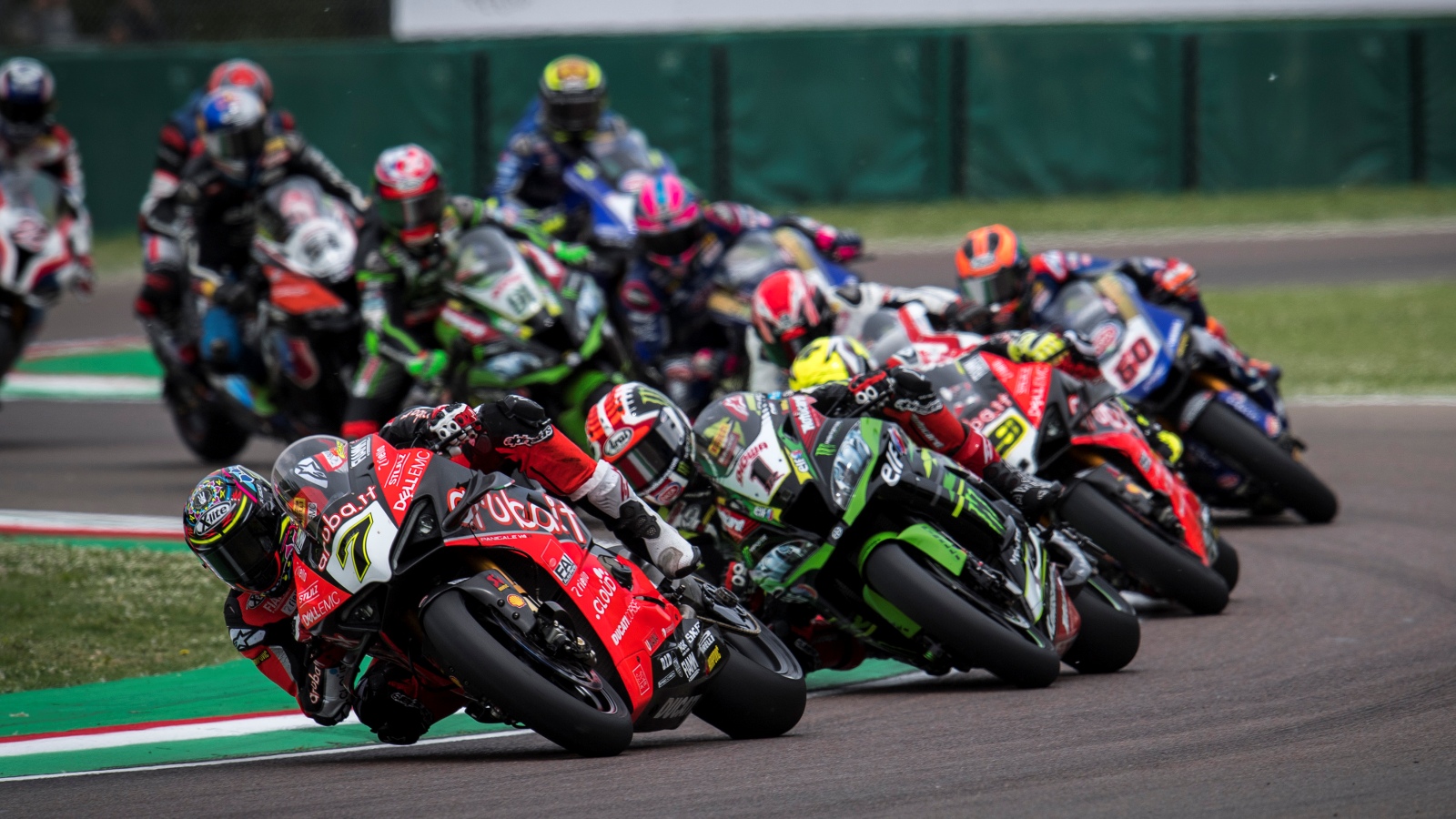 Jonathan Rea contiene a Chaz Davies y vence en Imola con Álvaro Bautista tercero