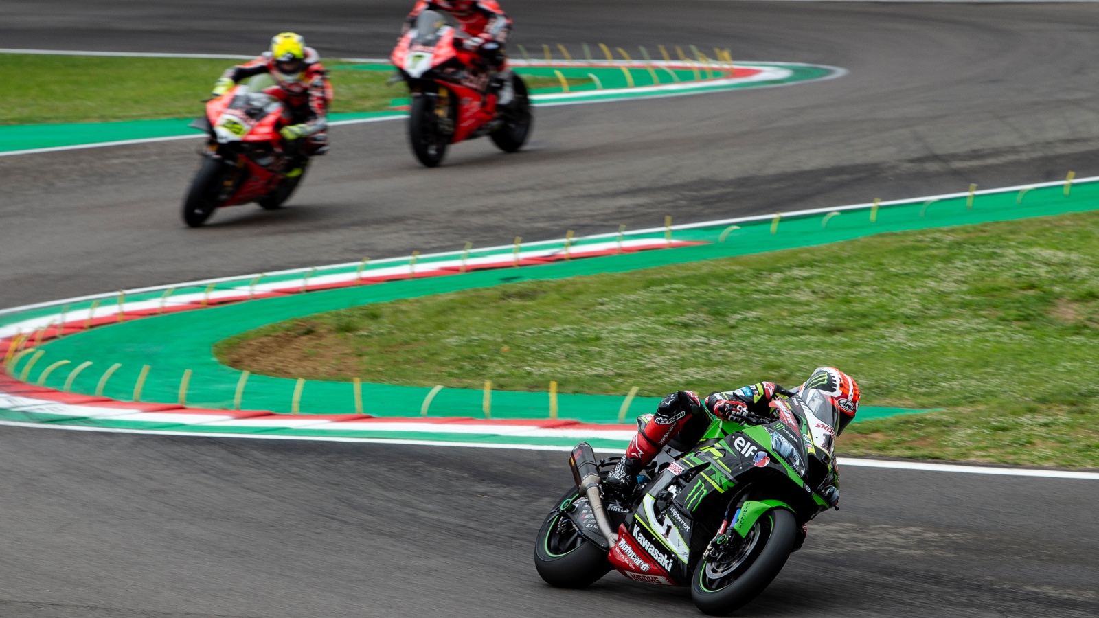 El bálsamo de Jonathan Rea y un Álvaro Bautista en el espejo