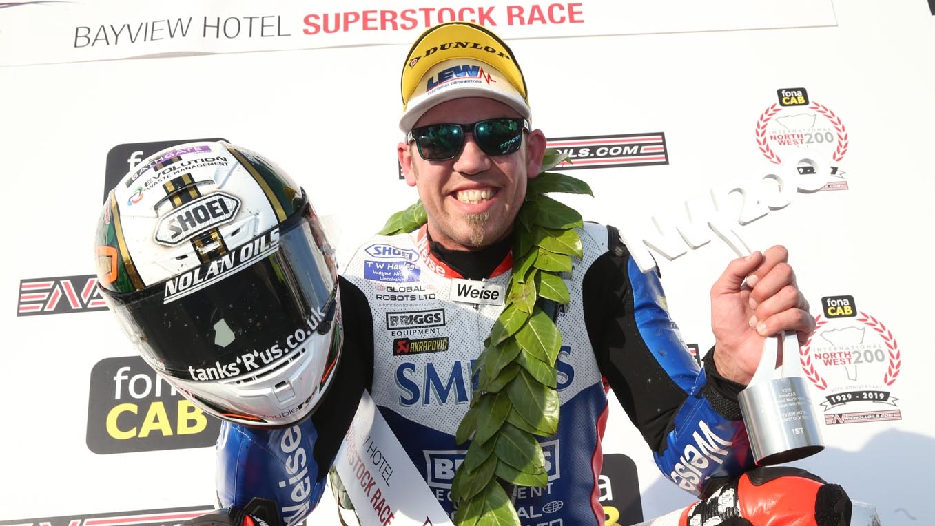 NW200: Lee Johnston sorprende, Peter Hickman machaca y Stefano Bonetti hace historia