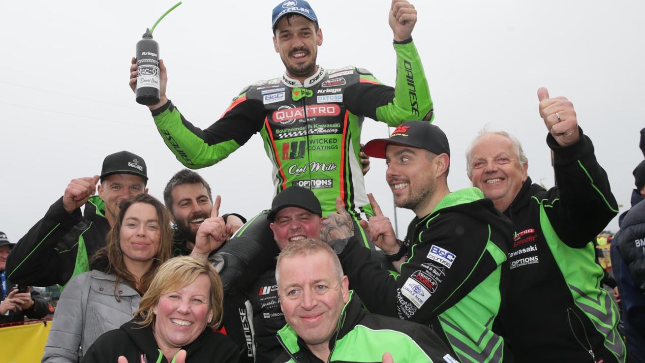 NW200: Davey Todd se estrena, Glenn Irwin gana en SBK y James Hillier se pasea