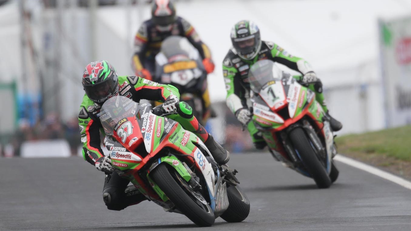 NW200: Davey Todd se estrena, Glenn Irwin gana en SBK y James Hillier se pasea