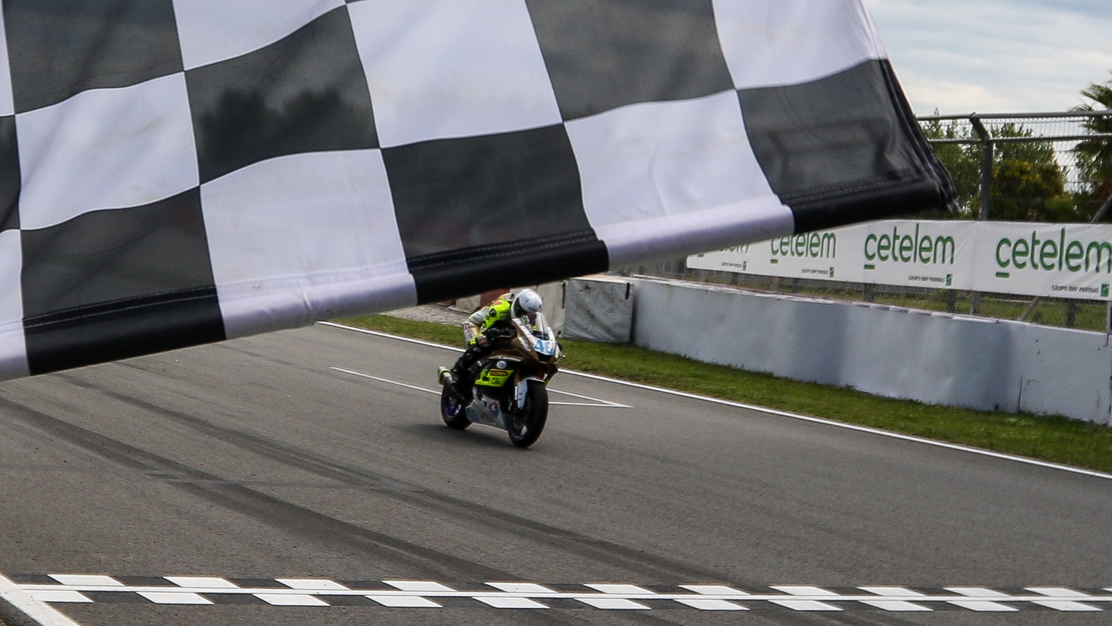 ESBK Catalunya: Chris Ponsson bate a Maxi Scheib en SBK y Óscar Gutiérrez vence en SSP