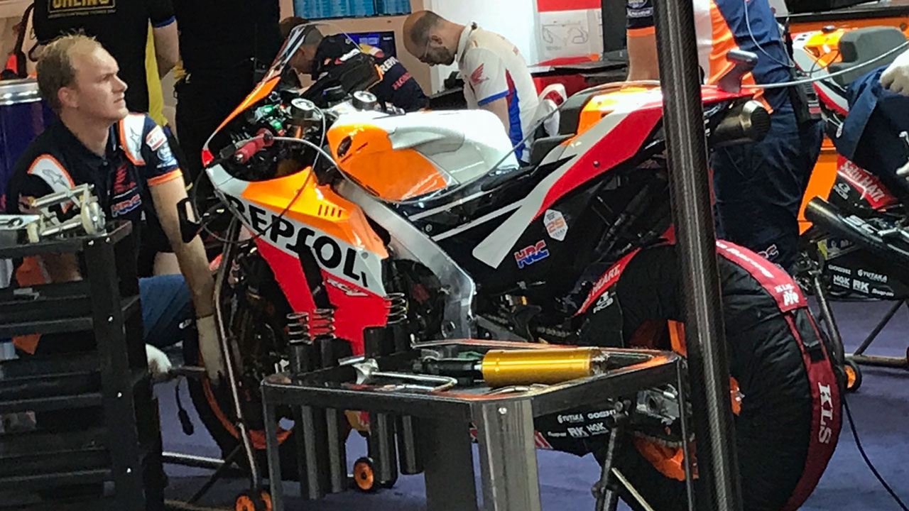 Jorge Lorenzo estrena depósito ergonómico en Cataluña