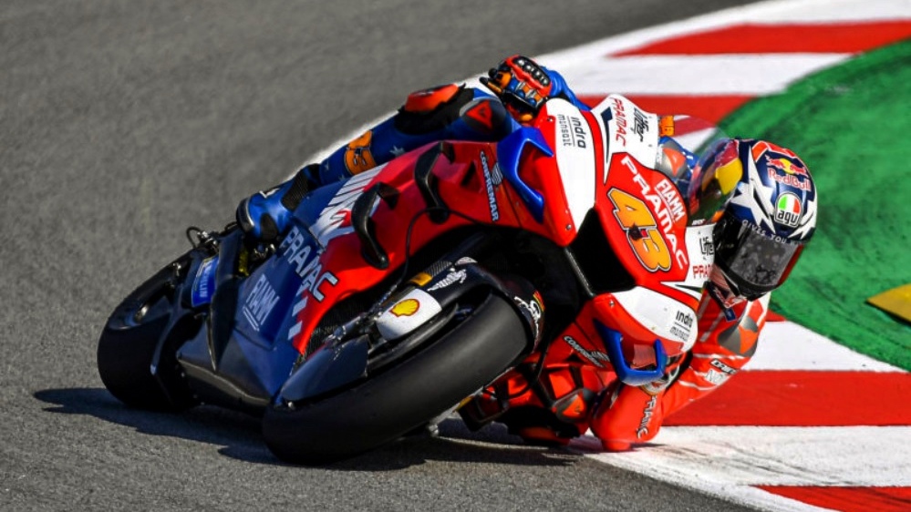 Marc Márquez gana en Montmeló una carrera condicionada por una caída cuádruple