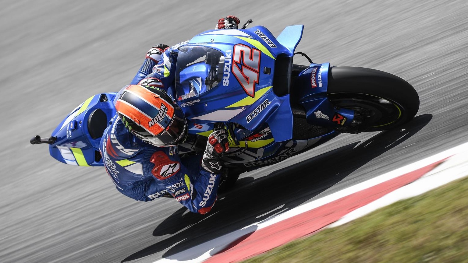 Marc Márquez gana en Montmeló una carrera condicionada por una caída cuádruple