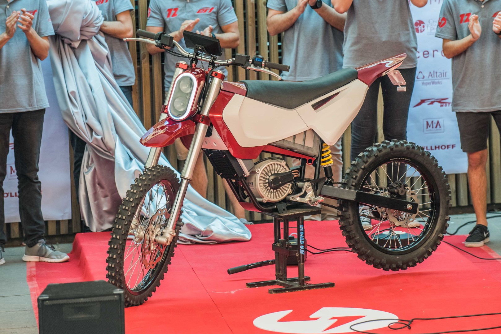 Doce alumnos de ingeniería fabrican una moto eléctrica de competición e inteligente