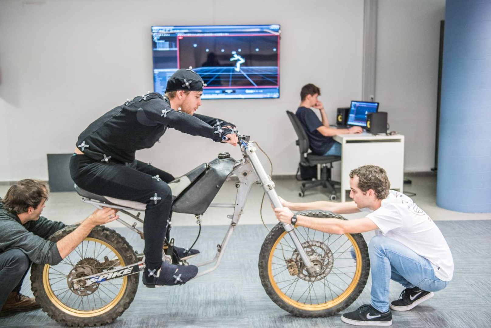 Doce alumnos de ingeniería fabrican una moto eléctrica de competición e inteligente