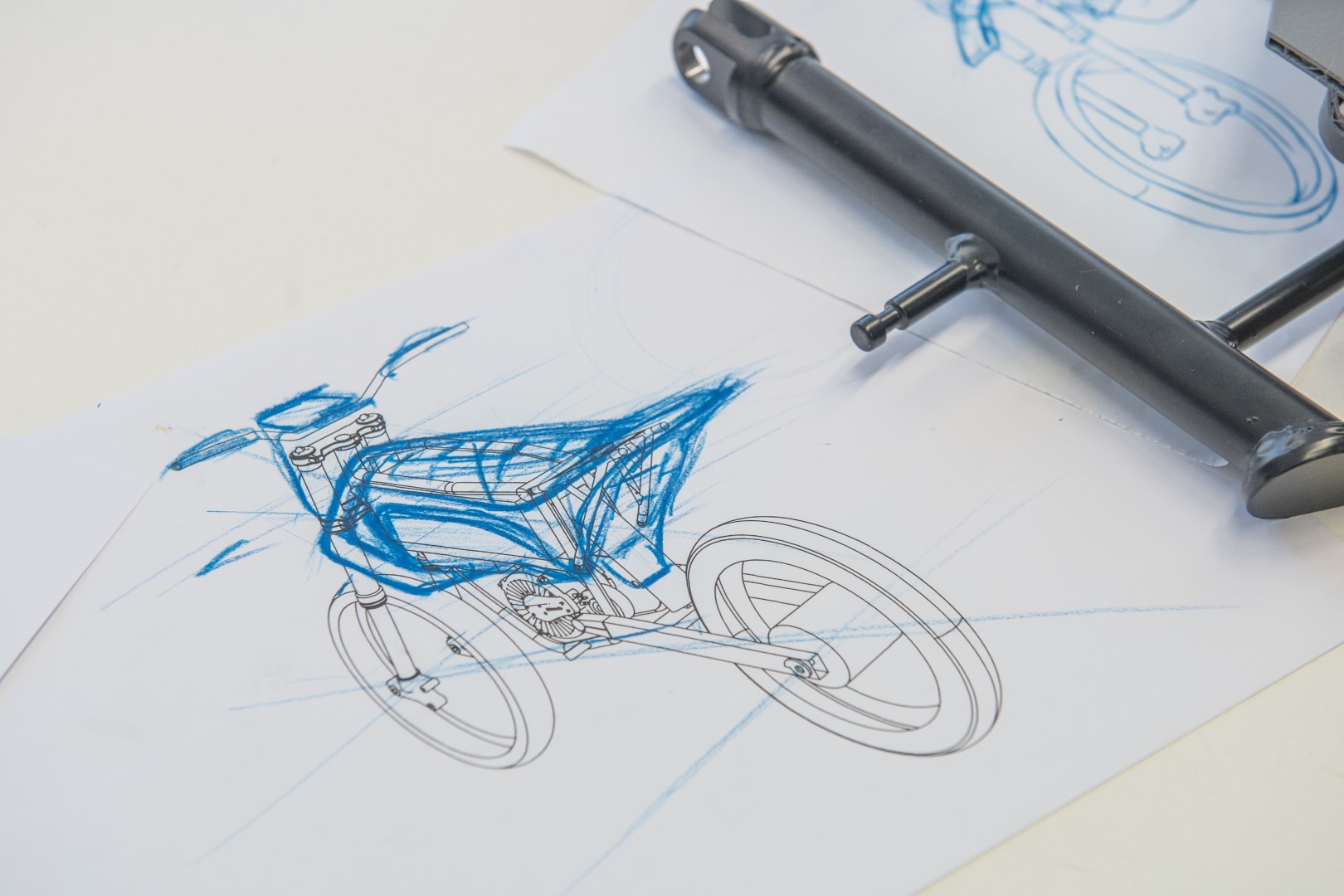 Doce alumnos de ingeniería fabrican una moto eléctrica de competición e inteligente