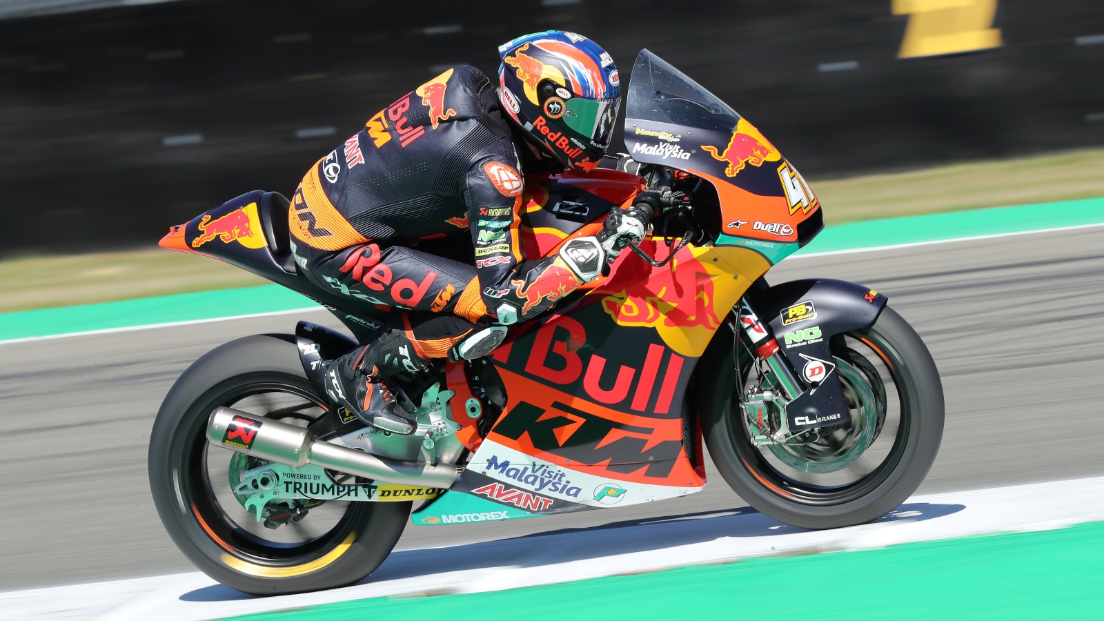 Augusto Fernández logra su primer triunfo mundialista ante Brad Binder en Assen