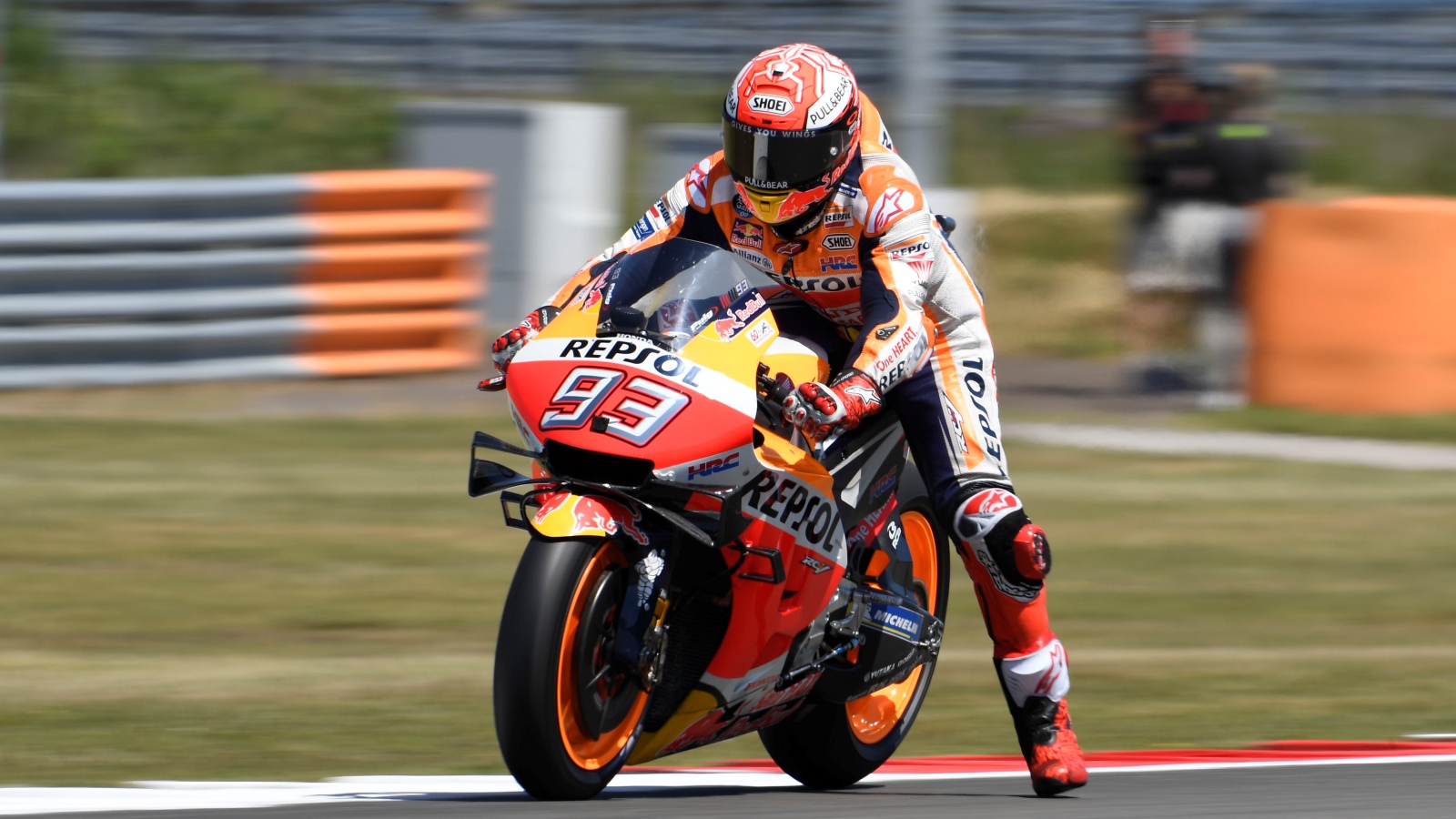 Maverick Viñales logra una victoria inapelable en Assen por delante de Marc Márquez