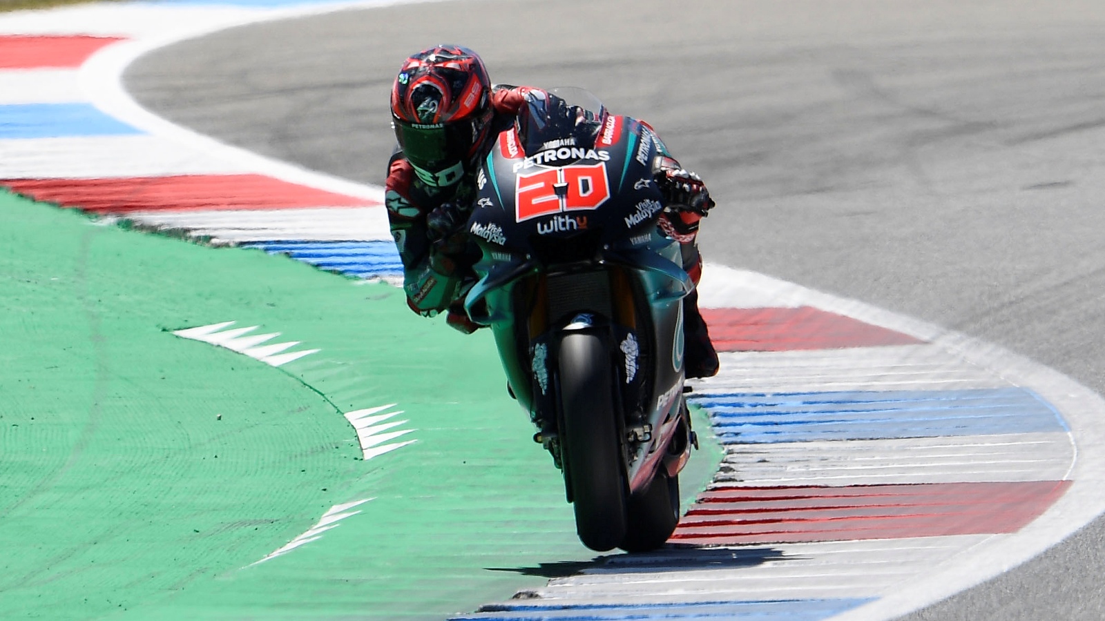 Maverick Viñales logra una victoria inapelable en Assen por delante de Marc Márquez