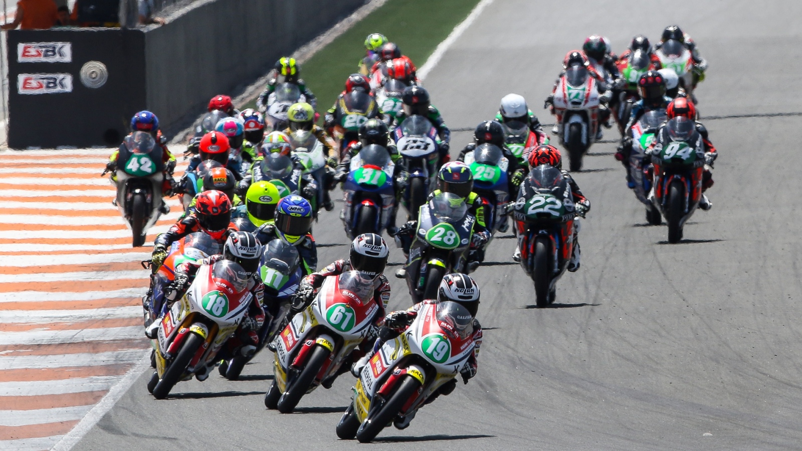 ESBK Valencia: Alex Medina vence en Superbike y Miquel Pons en Supersport