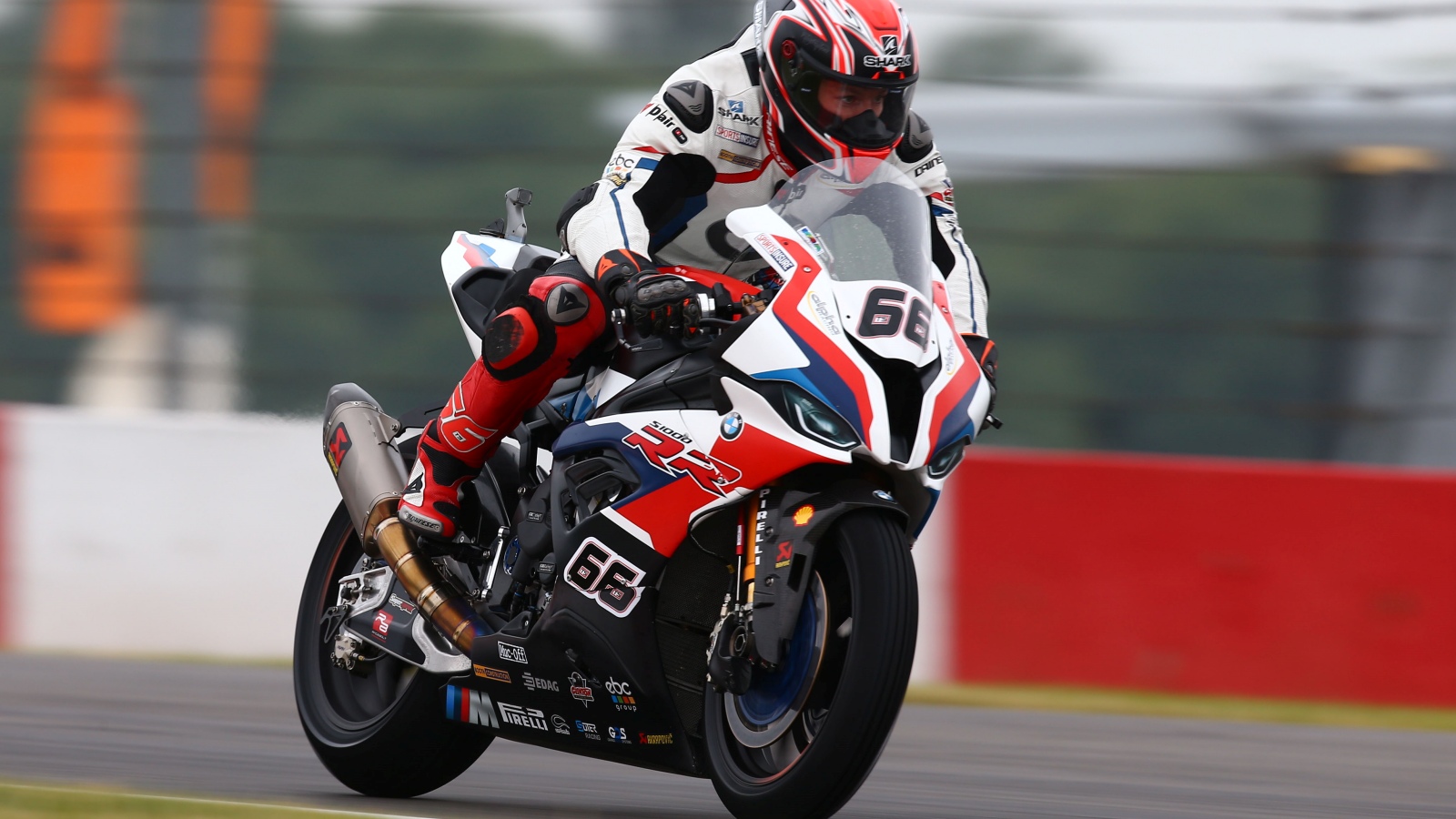 Jonathan Rea arrasa en Donington y se pone líder tras otra caída de Álvaro Bautista