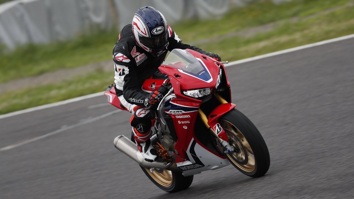 Takuma Aoki vuelve a subirse a una moto 21 años después de su accidente