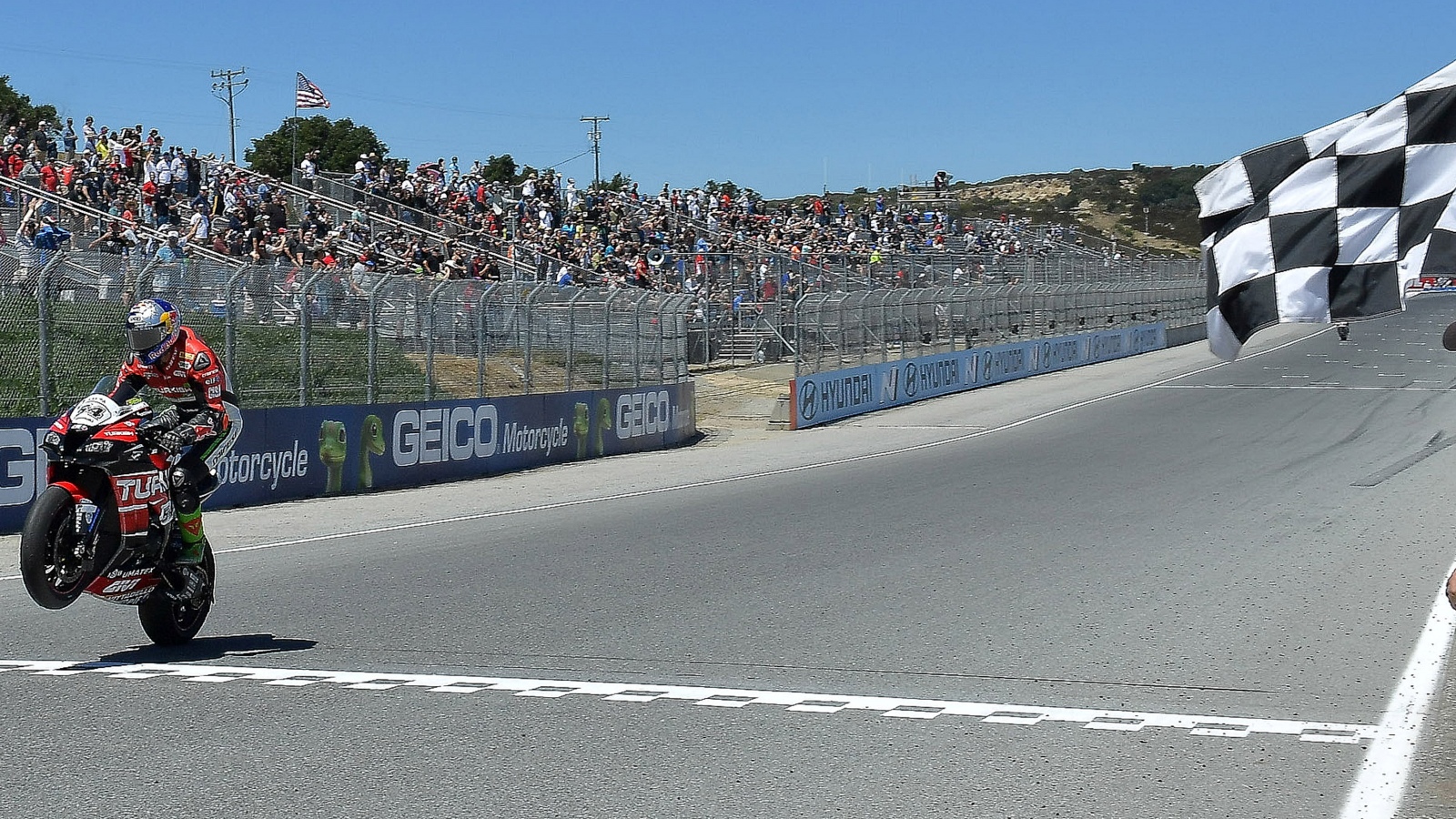 Chaz Davies impide el triplete de Jonathan Rea en Laguna Seca y Álvaro Bautista abandona