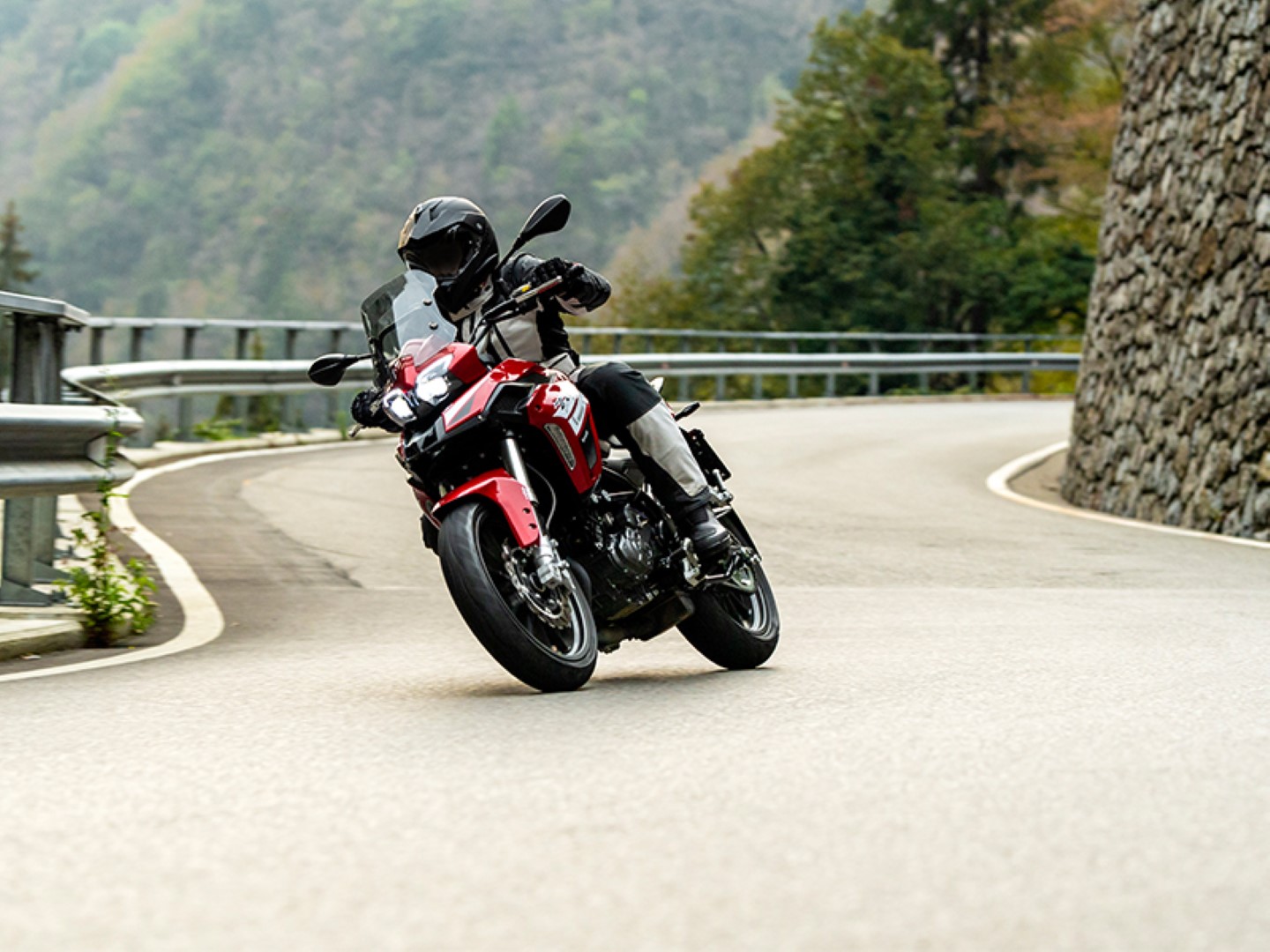 Comienza la aventura con la nueva Benelli TRK 251