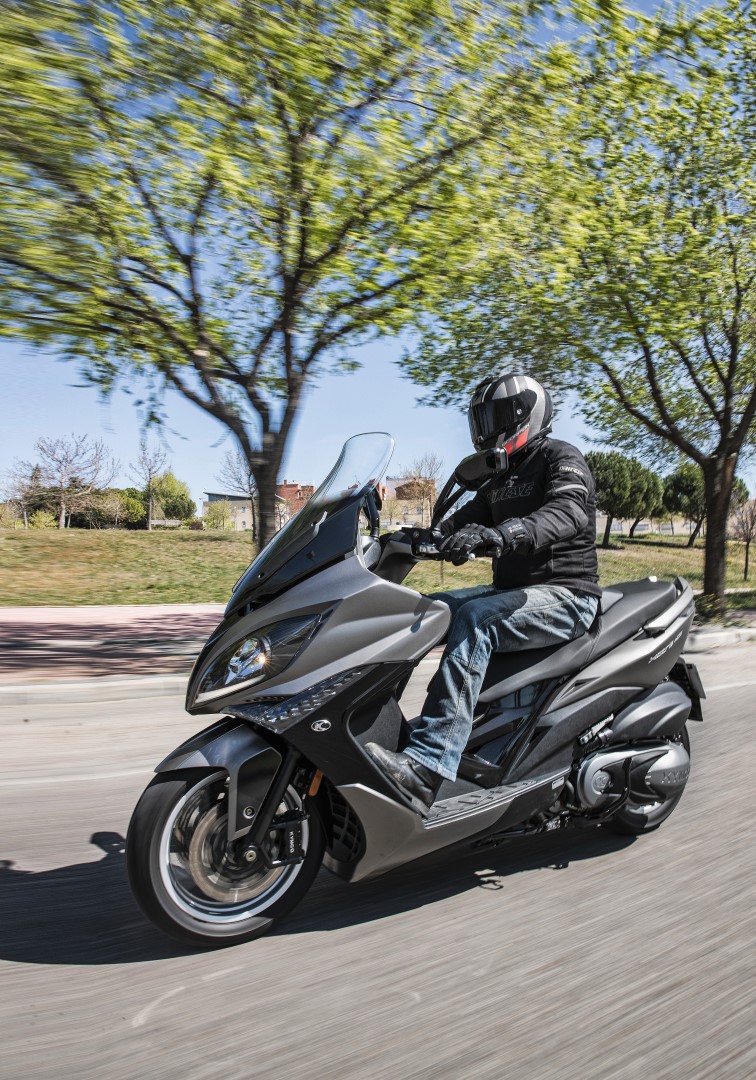 Comparativa Scooter 400: BMW C 400 X, KYMCO Xciting 400, Suzuki Burgman 400, Yamaha XMAX 400