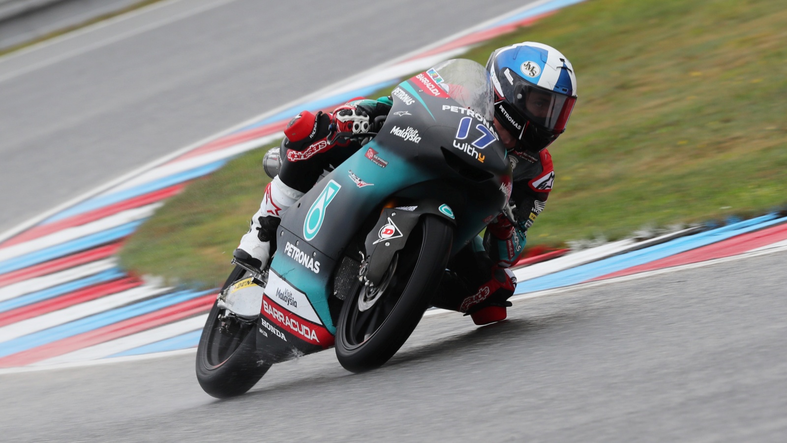 Tony Arbolino se regala la pole de Moto3 en el mojado asfalto de Brno