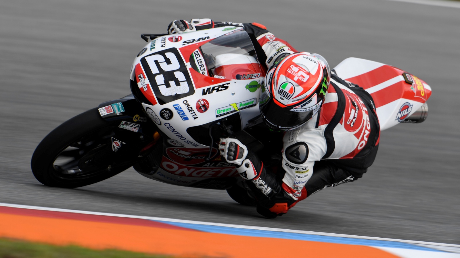 Tony Arbolino se regala la pole de Moto3 en el mojado asfalto de Brno