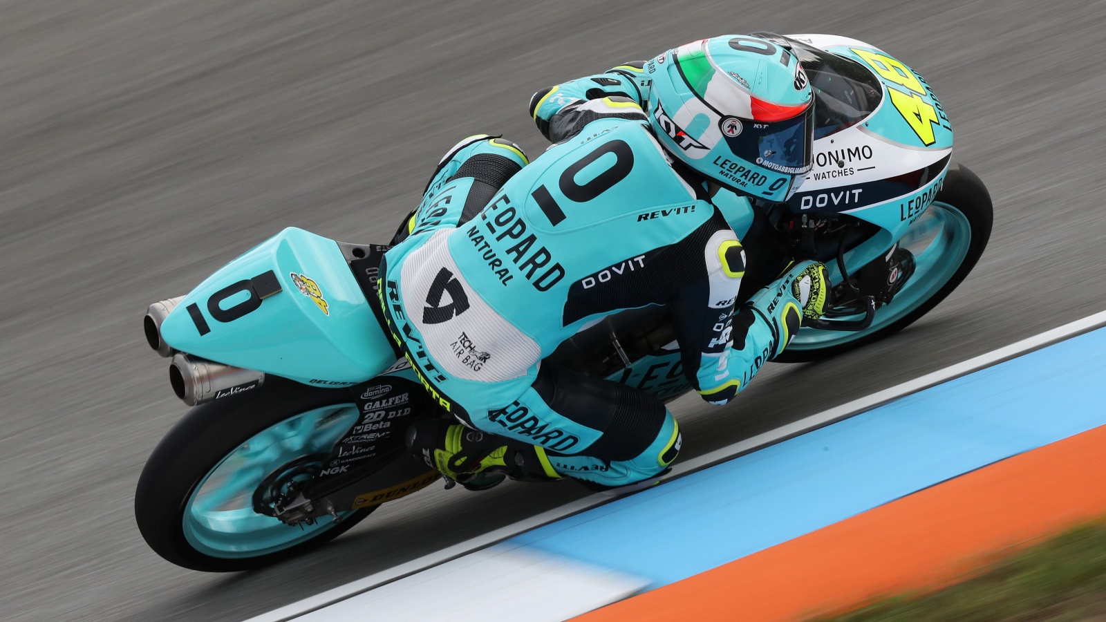 Arón Canet bate a Lorenzo Dalla Porta en Brno y le arrebata el liderato de Moto3