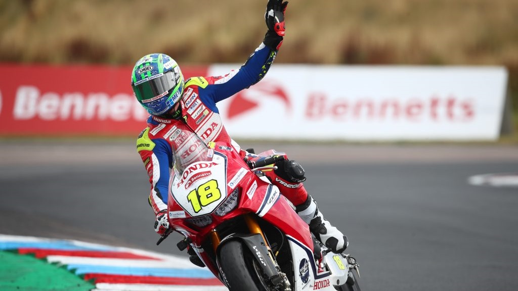 NoTodoMotoGP: Andrew Irwin devuelve a Honda a lo más alto del BSB